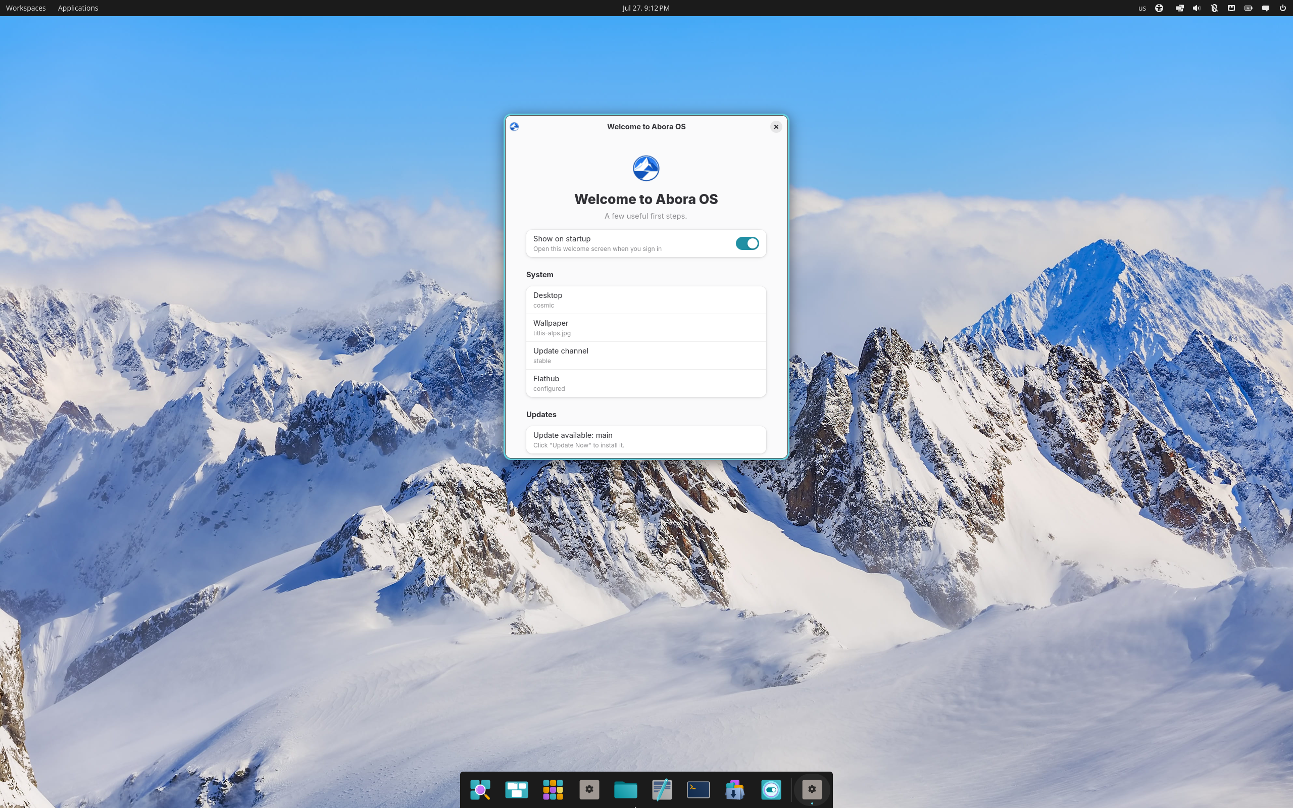 Abora OS v4.0 Everest COSMIC edition with the Welcome to Abora OS app open